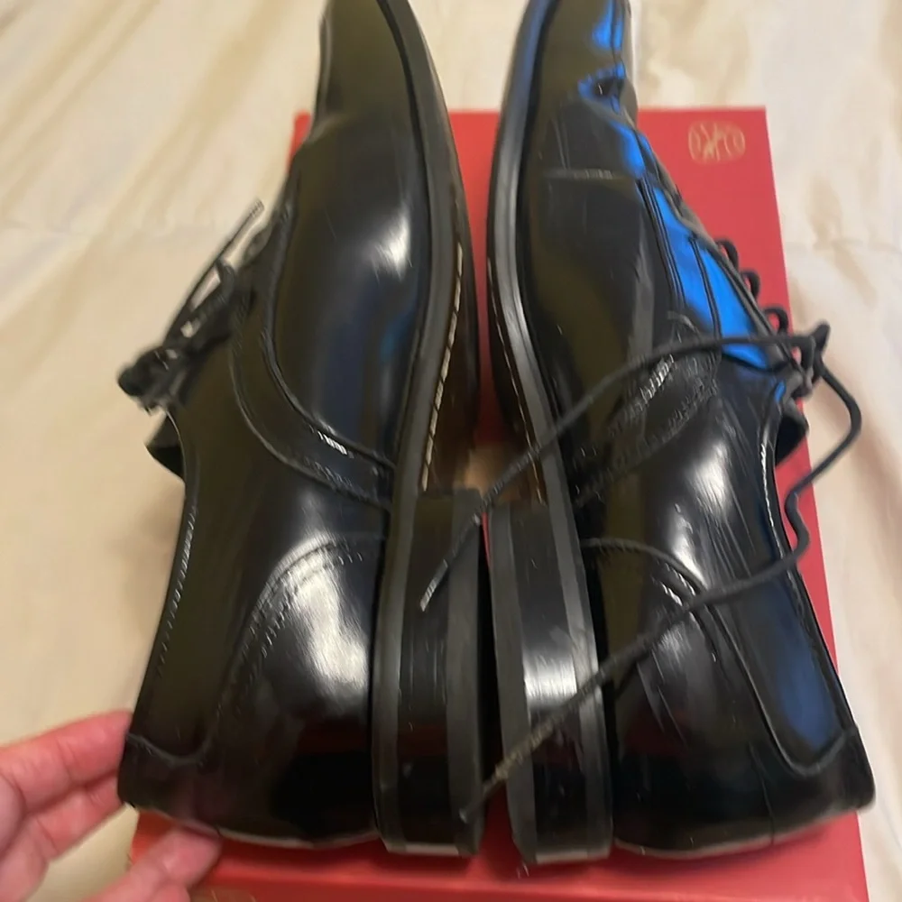 Men’s dress shoes in black Size 12. Great condition.